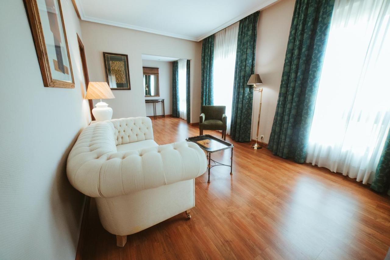 Barcelo Leon Conde Luna Exterior photo