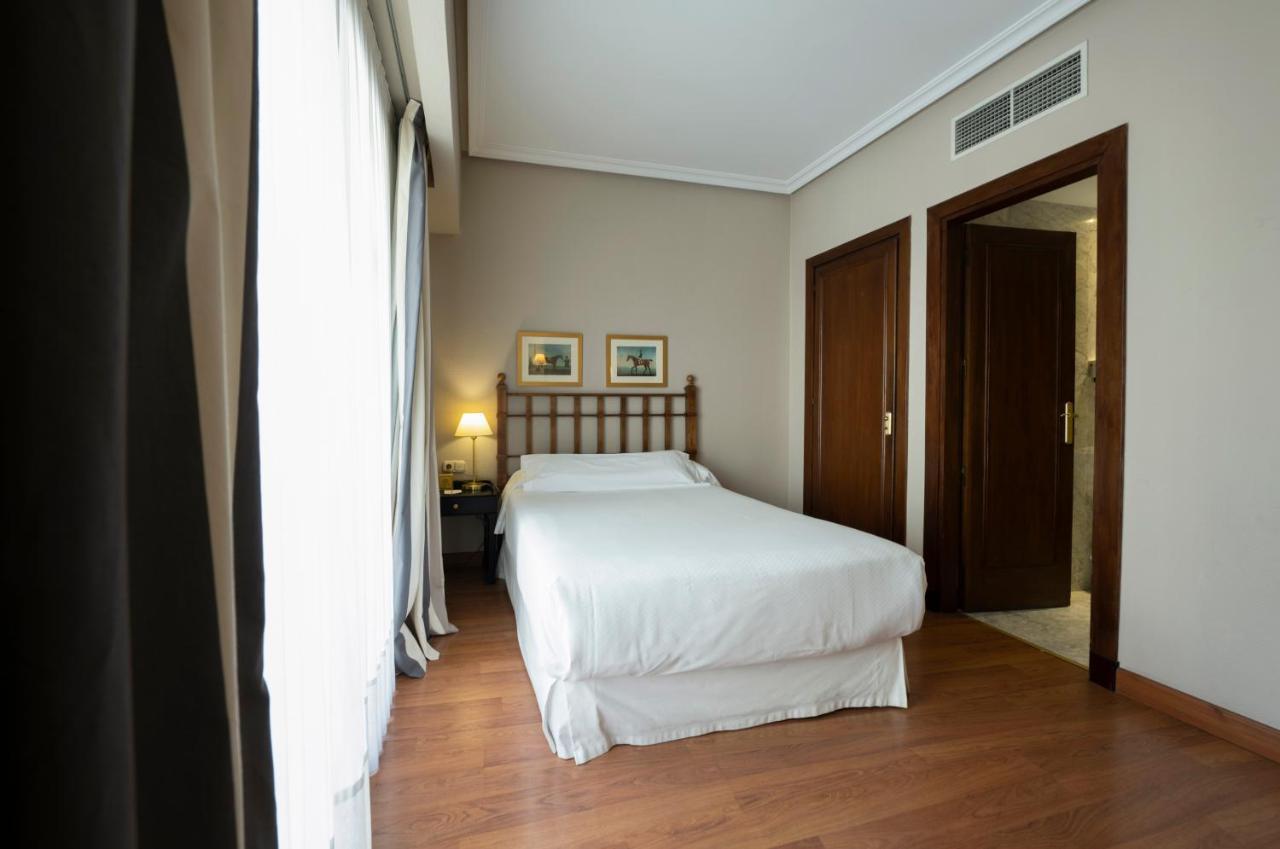 Barcelo Leon Conde Luna Exterior photo